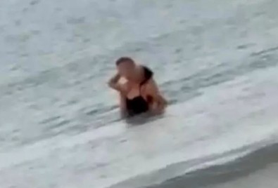 Genç çift gündüz gözüyle kimseye aldırış etmeden plajda cinsel ilişkiye girdi. Büyük rezalet - Resim : 1