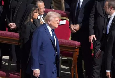Papa'nın cenazesine Trump damga vurdu! Hareketleri ve kıyafeti ile herkes onu konuştu! - Resim : 1