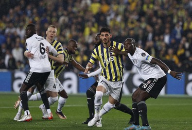 Beşiktaş-Fenerbahçe derbileri "hırçın" geçiyor! Sarı ve kırmızı kartlar havada uçuyor - Resim : 1