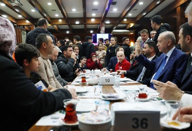 Cumhurbaşkanı Erdoğan geceyi dışarıda geçiren vatandaşlarla sohbet etti - Resim : 1