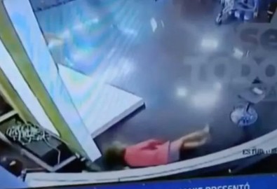 Canlı yayında yürekler ağza geldi! Sunucu önce eliyle yüzünü kapadı, sonra bir anda yere yığıldı - Resim : 1