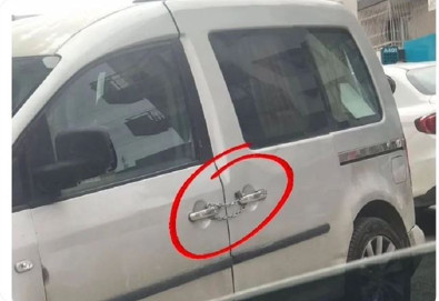 Canım Türkiye'm... Otomobilinin kilidi bozulan vatandaşın çözümünü görenler kaldırımda durup karşıya gözlerini daldırdı - Resim : 1