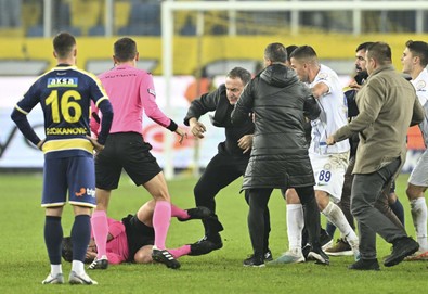 Hakemlerden beklenmedik karar! Maçlardan önce bunları yapmayacaklar! - Resim : 1