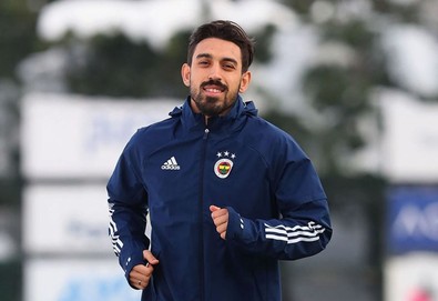 Fenerbahçe'nin yıldız oyuncusunun başını Gaziantep maçı yaktı. Beşiktaş derbisinde yedek bekleyecek. 46 maçta 18 gol atmış - Resim : 1