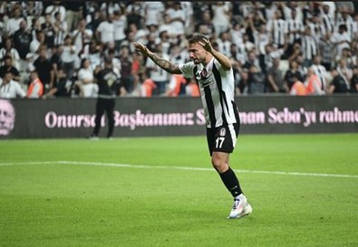 Beşiktaş'ta Giovanni van Bronckhorst mucizesi. Mourinho'nun bilmediği sırrı biri ona söylemiş. 4-2'lik skorun açıklaması - Resim : 1