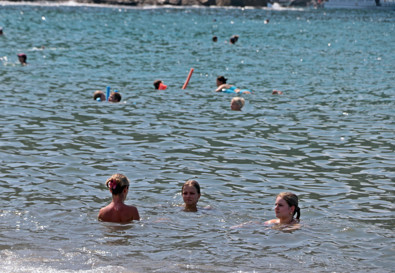 Antalya'nın turistik ilçesinde 2 gündür etkiliydi. Etkisini kaybedince herkes plajlara koştu - Resim : 2