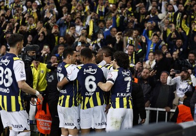 Fenerbahçe, şampiyonluk yarışına tutundu! - Resim : 2