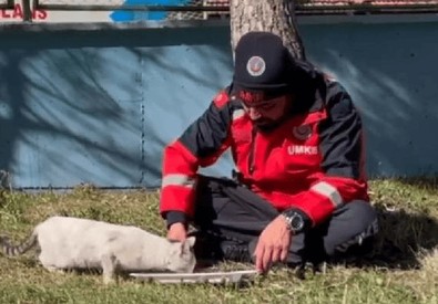 Depremde büyük iş yapan bir de bu kahramanlar var! UMKE ekibinden biri yaptığı hareketle takdir topladı - Resim : 1