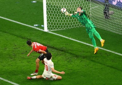 Kurtarışı dünyada gündem olmuştu! Avusturya maçının kahramanı Mert Günok UEFA'ya konuştu "Bunun olmasını istemeyiz" - Resim : 1