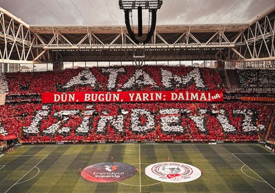 Galatasaray taraftarından 10 Kasım koreografisi: “Atam, dün, bugün, yarın daima izindeyiz” - Resim : 1