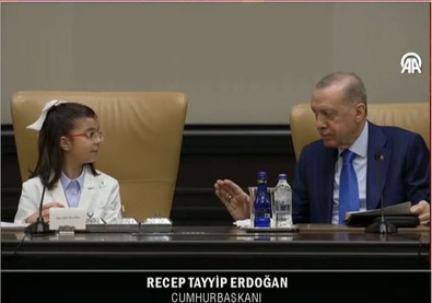 Cumhurbaşkanı Erdoğan çocukları kabul etti! Azra'nın söylediği şarkı Erdoğan'ı mest etti! - Resim : 1