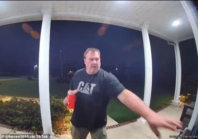 Dünya bu videoyu açtıktan saniyeler sonra kapattı... Neyse ki kamera her şeyi kaydetti... Yılanın adama yaptığı hareket herkesi buz kestirdi - Resim : 1