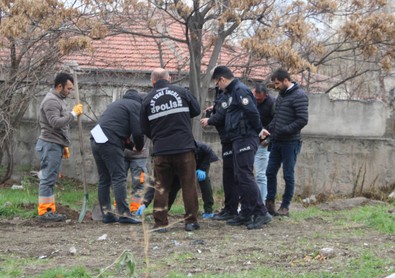 Kayseri'de boş arazide dua ederken görülen şahıs, vatandaşları tedirgin etti. Ekipler, şahsın dua ettiği yeri kazdı. Topraktan çıkan şey dehşete düşürdü - Resim : 1