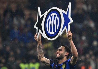 Inter ile şampiyon olmuştu! Hakan Çalhanoğlu’nu hiç böyle görmediniz! O sözlere çok kızdı: "Sinirleneceğim, boş yapmasınlar” - Resim : 1