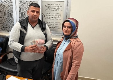 KYK yurdunda görevli güvenlik görevlisi yurtta gezdiği sırada tomarla para buldu... Sonrasında yaptığı şey her yerde haber oldu - Resim : 1