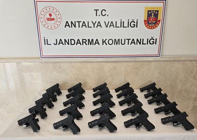 Antalya’da ruhsatsız tabanca operasyonu: 25 adet ele geçirildi, 3 gözaltı - Resim : 1
