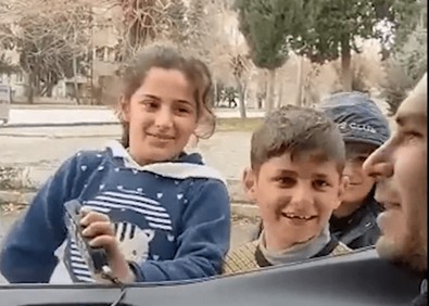 Adıyaman'da çocuklara polis arabasından şarkı söylettiren polis, o şarkı sözünü duyunca ağladı - Resim : 2