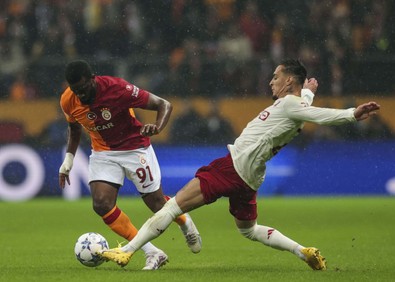 Galatasaray’ın yıldızı Kerem Aktürkoğlu gönülleri fethetti! Tüm stat ıslıklarken takım arkadaşına destek çıktı! O hareketi çok konuşuldu - Resim : 1