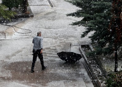 Ankara'da sağanak ve dolu yağışı yaşamı olumsuz etkiledi! Yollar kapandı, taşkınlar oldu - Resim : 2