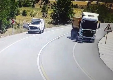 Yolun ortasında farkettiği yaralı serçeyi kurtarmak isterken kamyon çarptı! - Resim : 1
