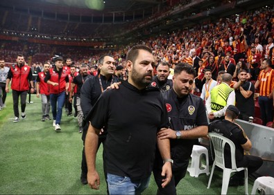 Galatasaray maçı öncesi olay çıktı! Taraftar dışarı çıkarıldı - Resim : 3
