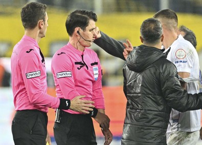 Halil Umut Meler “Özür dilemedi” demişti! Emre Belözoğlu’nun özür dilediği görüntüler ortaya çıktı - Resim : 1