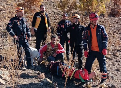 Kayalıktan düşen avcıyı AFAD ekipleri kurtardı! 3 kilometre taşıdılar! - Resim : 2