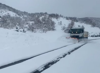 Tunceli'de etkili olan kar yağışı nedeniyle 40 köy yolu, ulaşıma kapandı! - Resim : 1