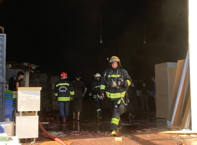 Gaziantep'te yatak fabrikasında yangın! 3 iş yerinde hasar oluştu, 2 işçi dumandan etkilendi - Resim : 2
