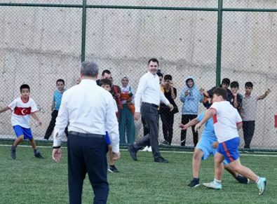 12 günde teslim etmişti: Bakan Kurum o halı sahada çocuklarla futbol oynadı - Resim : 2