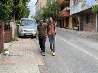 Görme engelli adam bakkalda hayatının şokunu yaşadı: Beni delik deşik edeceğini söylüyor - Resim : 1
