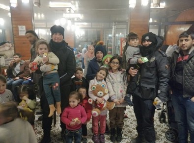 Bir alkış da kahraman Türk polisleri için! Bakın depremzede çocuklar için ne yapmışlar - Resim : 1