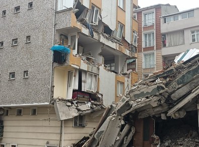 İstanbul'da korku dolu anlar! Yıkımı yapılan bina, yan binanın üzerine çöktü - Resim : 3