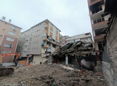 İstanbul'da korku dolu anlar! Yıkımı yapılan bina, yan binanın üzerine çöktü - Resim : 2