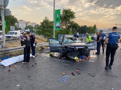Küçükçekmece'de feci kaza! Otomobil kağıt gibi ezildi - Resim : 2