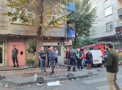 Alkol içti, ailesiyle tartışınca evi ateşe verdi! Binada 19 kişi mahsur kaldı - Resim : 1