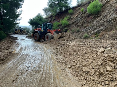 Balıkesir'de yağışın hemen ardından meydana geldi. Kırsal mahalle yolu bir anda tamamen kapandı - Resim : 1