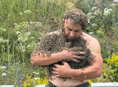 ‘Arı adam’ dan ilginç eylem! Dünya savaşlarına dikkat çekmek için ilginç bir eyleme imza attı! - Resim : 1
