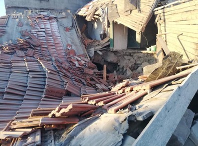 Ev ve altındaki ahır çöktü! 37 hayvan öldü - Resim : 2