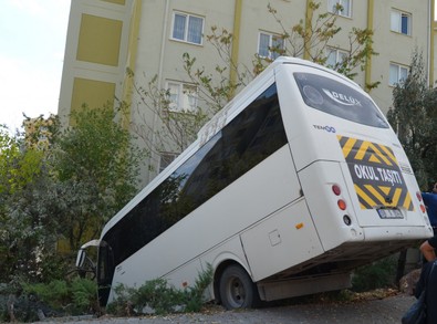 Şoför kalp krizi geçirdi, öğrenci servisi bahçeye girdi - Resim : 2