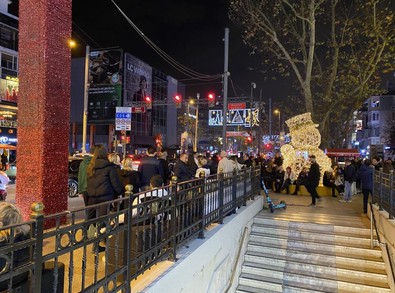 İstanbul'da yeni yıl coşkuyla kutlandı! Vatandaşlar cadde ve sokaklara akın etti - Resim : 1
