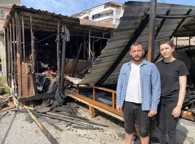 Depremzede aileyi depremden sonra konteyner yangını vurdu! Eşyaları kül oldu - Resim : 1