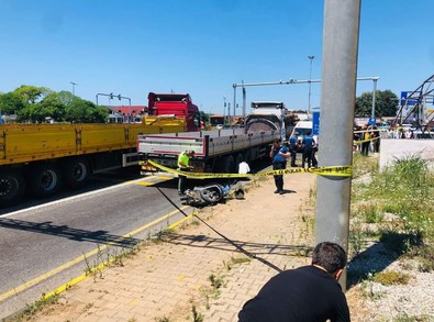 Düzce'de feci kaza! Motosiklet tırın altına girdi! 56 yaşındaki kadın feci kazada can verdi! - Resim : 2