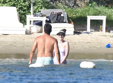 Bir an olsun ayrılmadılar: Fahriye Evcen ve Burak Özçivit Bodrum'da aşk tazeledi - Resim : 1