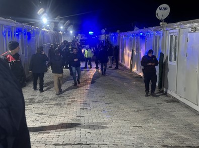 Malatya'da hareketli saatler! Hırsızlık şüphelisi polis ekiplerine bıçakla saldırdı - Resim : 1