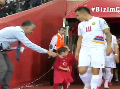 Türkiye-Ermenistan maçına damga vuran olay! Ermeni futbolcunun elini tutmak istediği çocuk öyle bir tepki verdi ki herkes konuşuyor - Resim : 2