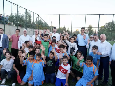 12 günde teslim etmişti: Bakan Kurum o halı sahada çocuklarla futbol oynadı - Resim : 1