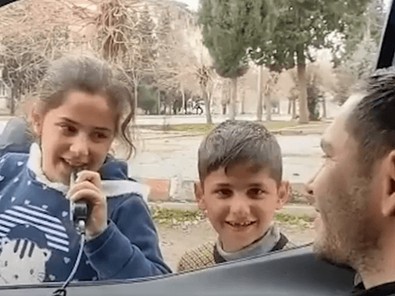 Adıyaman'da çocuklara polis arabasından şarkı söylettiren polis, o şarkı sözünü duyunca ağladı - Resim : 1