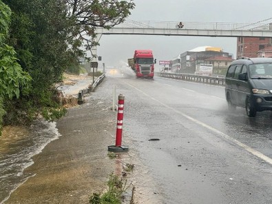 İstanbul’da sağanak yağış! Trafik felç oldu! Araçlar güçlükle ilerledi! İşte son durum... - Resim : 2