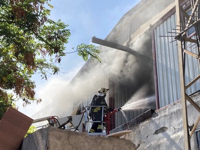 Gaziantep'te yatak fabrikasında yangın! 3 iş yerinde hasar oluştu, 2 işçi dumandan etkilendi - Resim : 1
